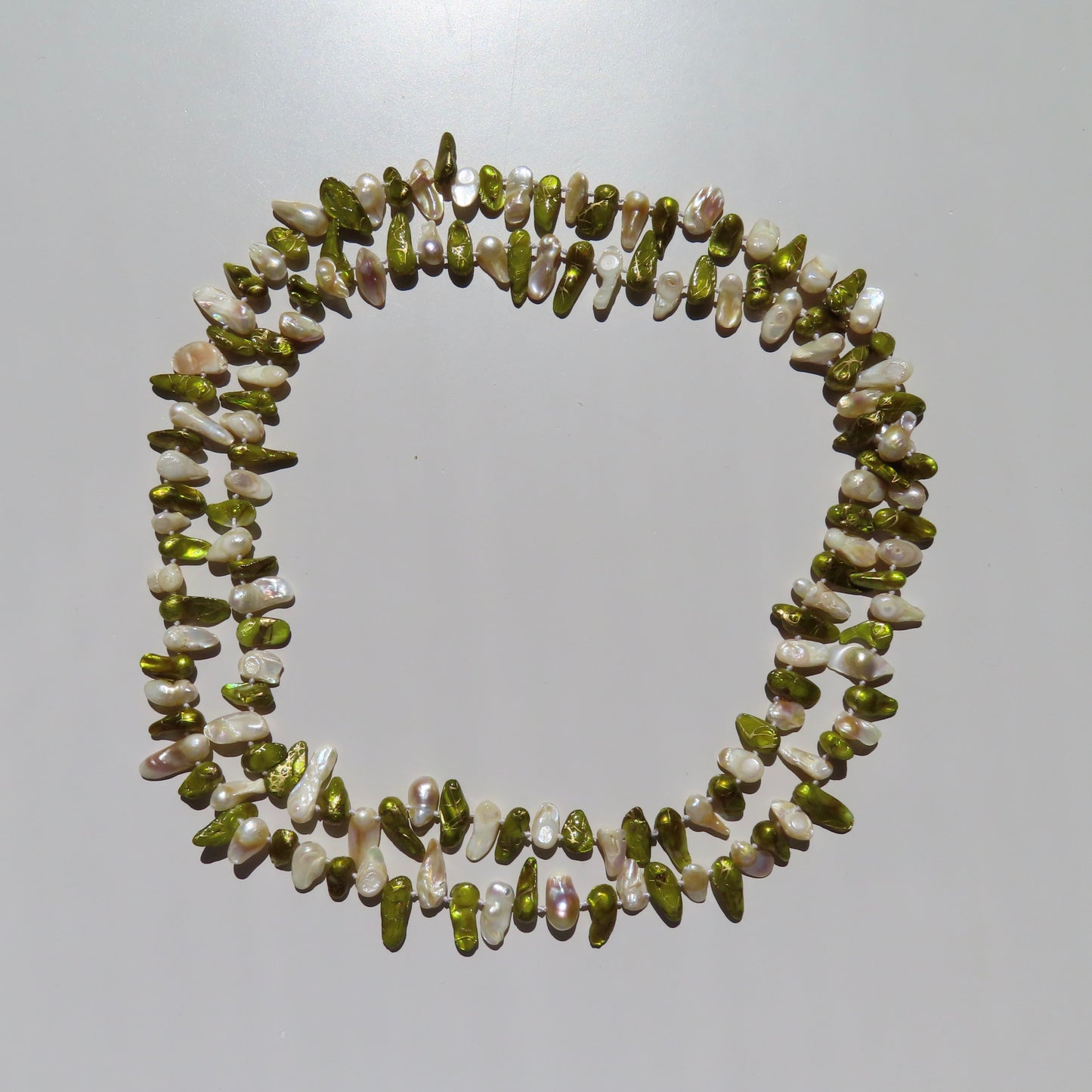 COLLAR PIEDRAS VERDE Y BLANCO