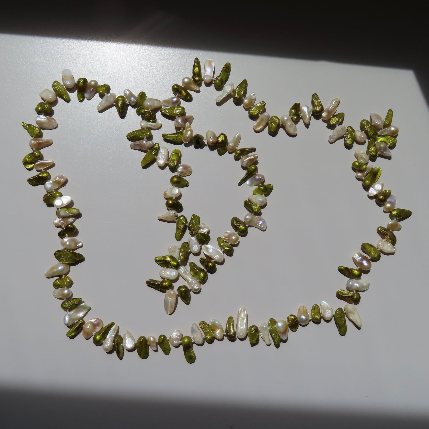 COLLAR PIEDRAS VERDE Y BLANCO